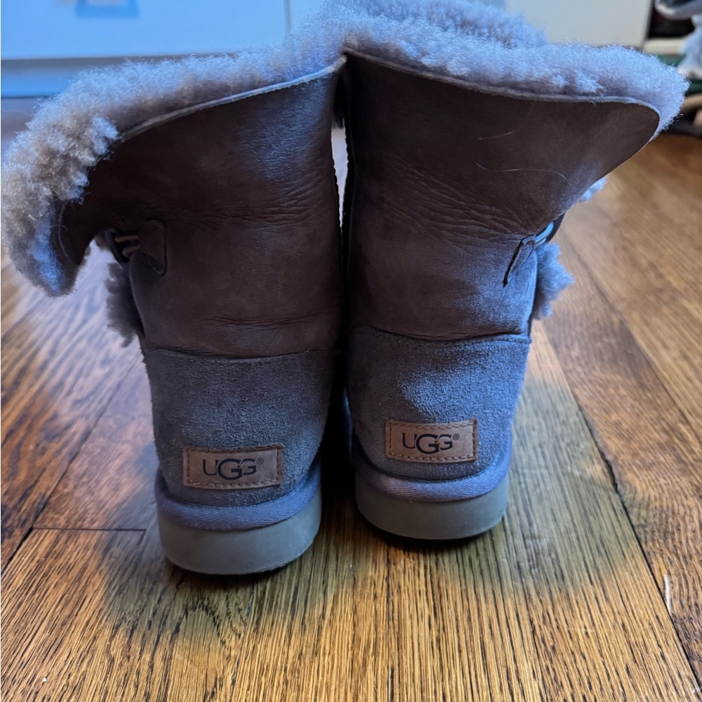 Ugg Bailey Button Taupe